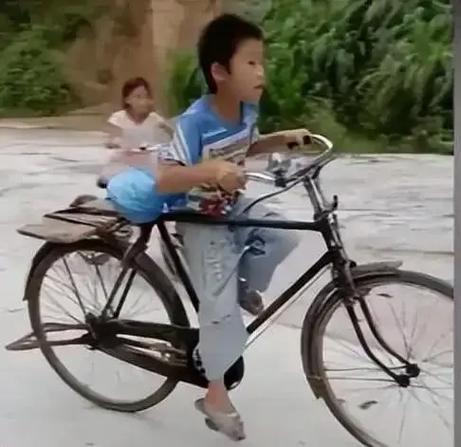 二八大杠自行车带孩子的图片