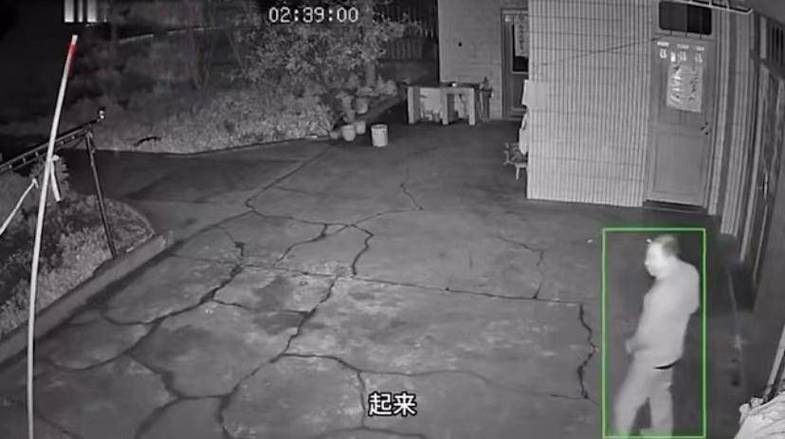 监控到晚上变成一片黑
