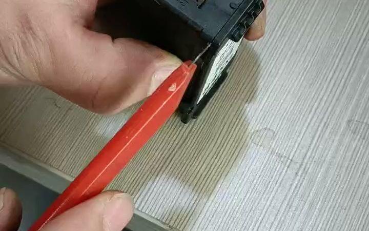 墨盒盖子怎么撬开视频