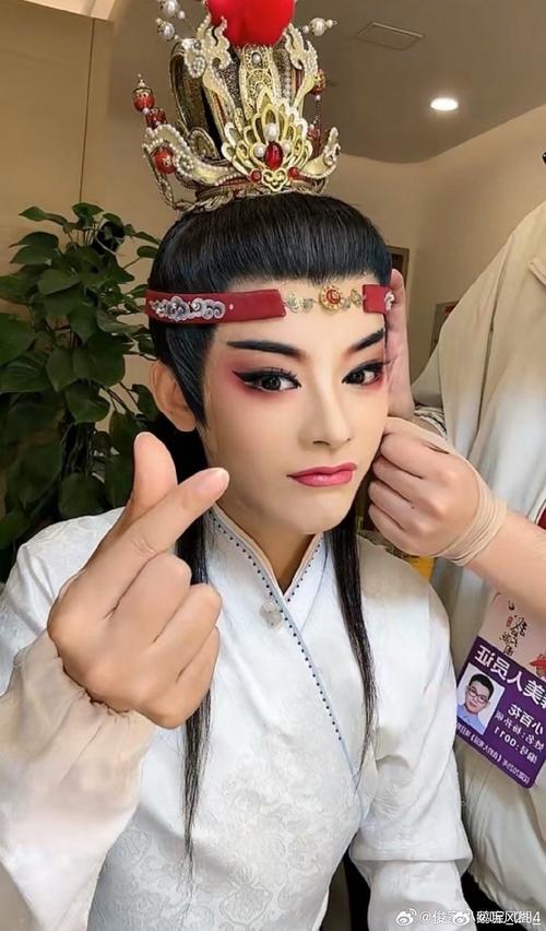 郑秃干蓝眉第一次出场