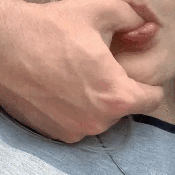 男的为什么把手指伸嘴巴里