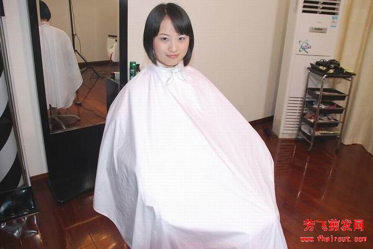 躺着围布剃头视频