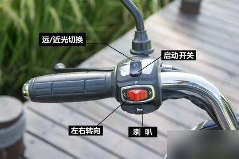 爱玛电动车大灯怎么开