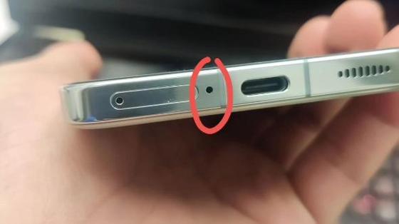 手机下方的小孔误当卡槽孔捅了