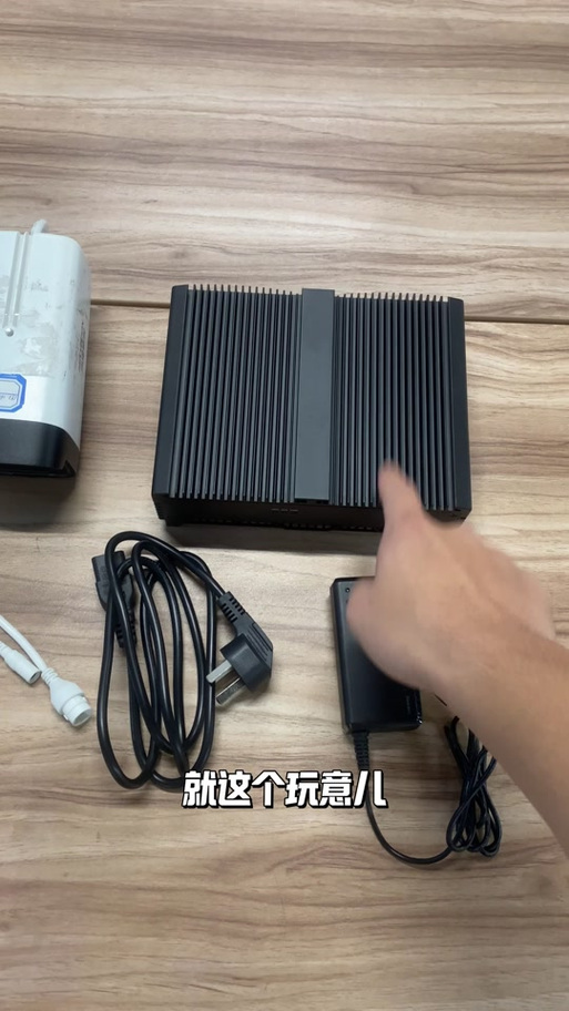 监控旁边的白色盒子是什么