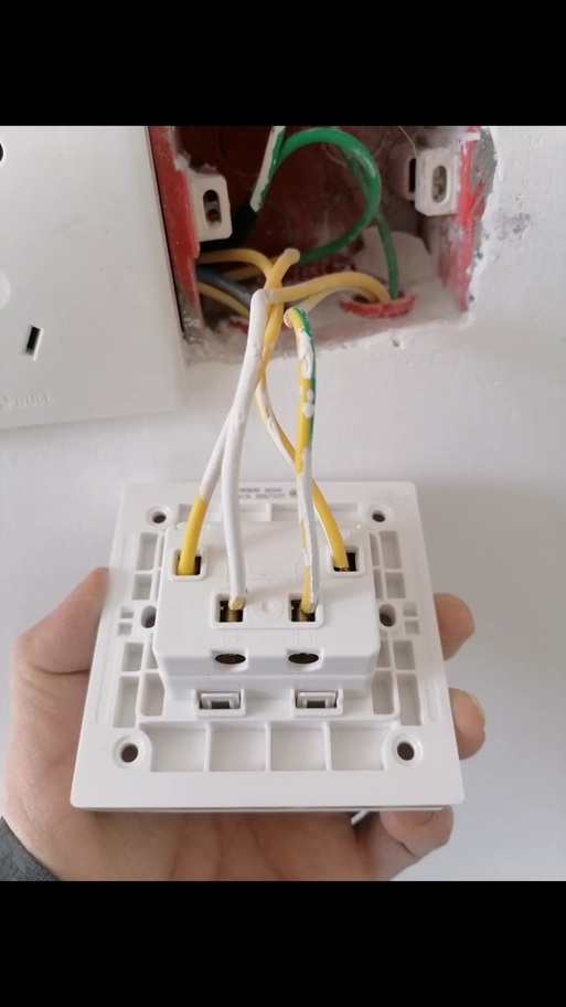 四孔多控开关接线