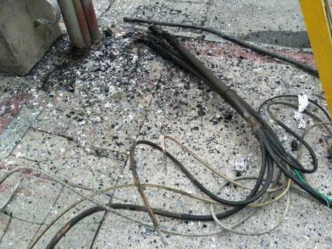 电线爆了一声然后冒火花停电了