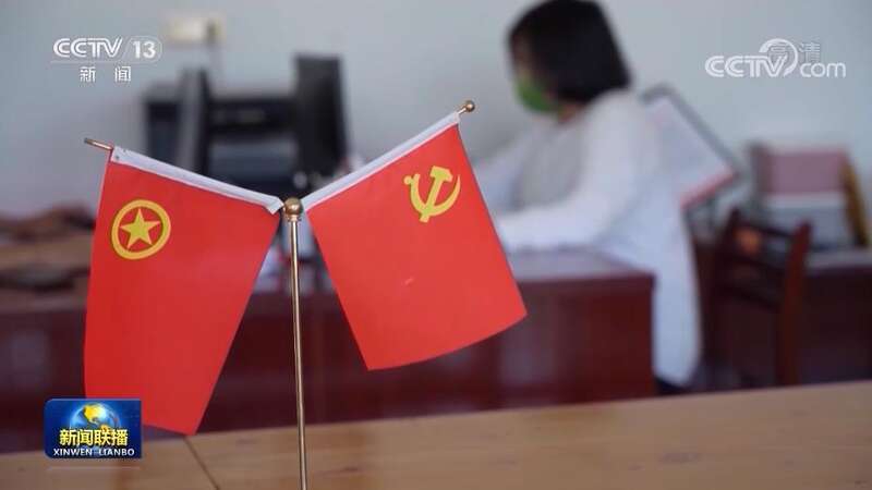 俄罗斯人看中国党旗