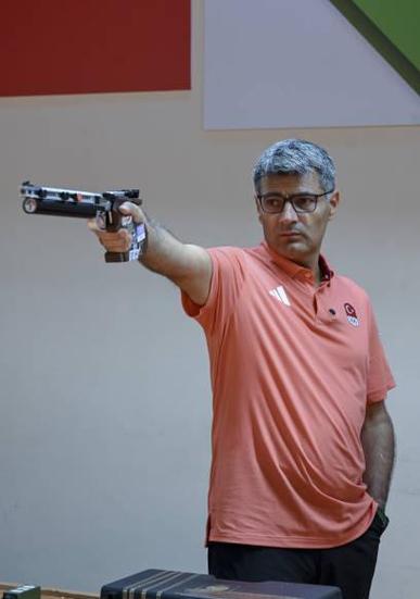 土耳其男子近身射击一发未中