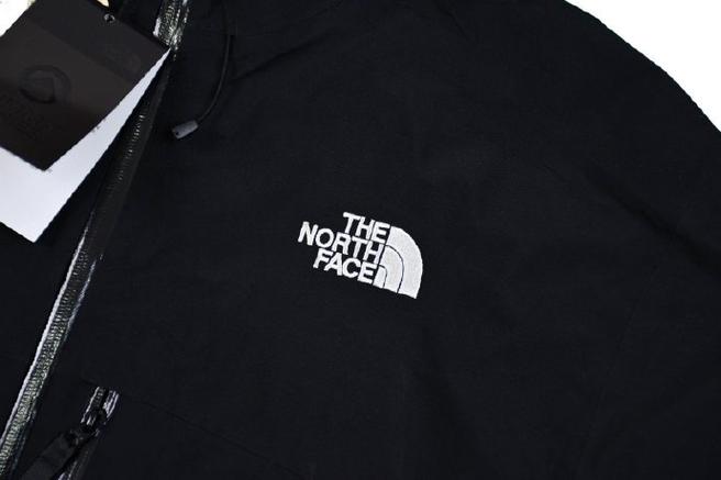 北面的衣服有印胶的logo吗
