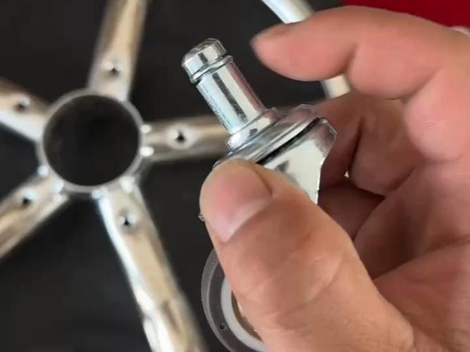 置物架下面的万向轮怎样安装