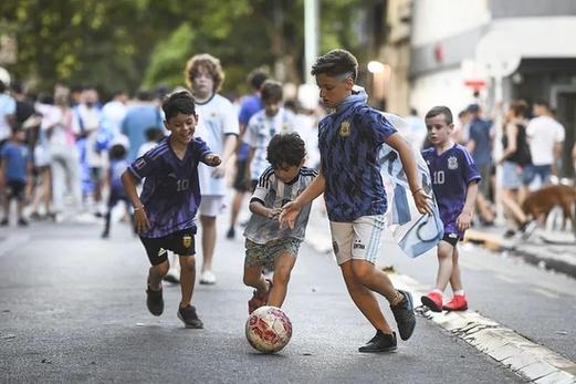 去阿根廷踢足球