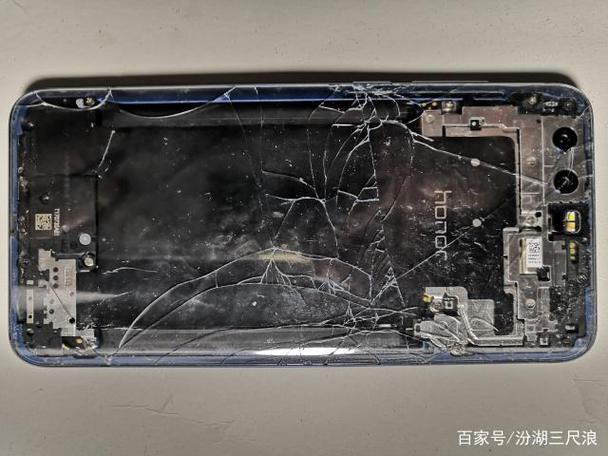 荣耀手机玻璃后盖碎了