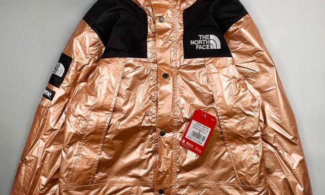 supreme枫叶羽绒服真假