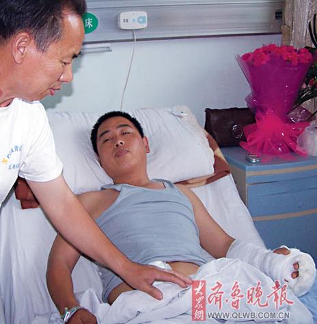 被歹徒打肚子