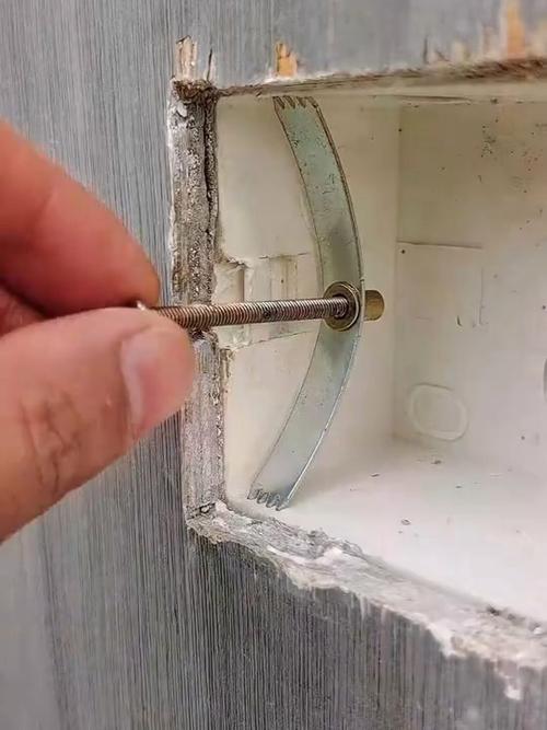 老旧插座底盒更换
