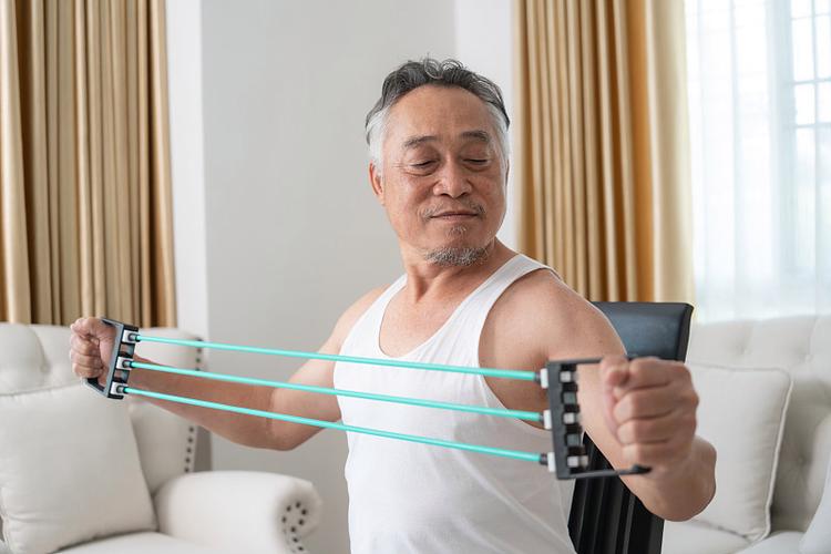 70-80岁老人用拉力带