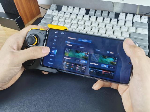 iqoo吃鸡使用耳机挡手怎么办