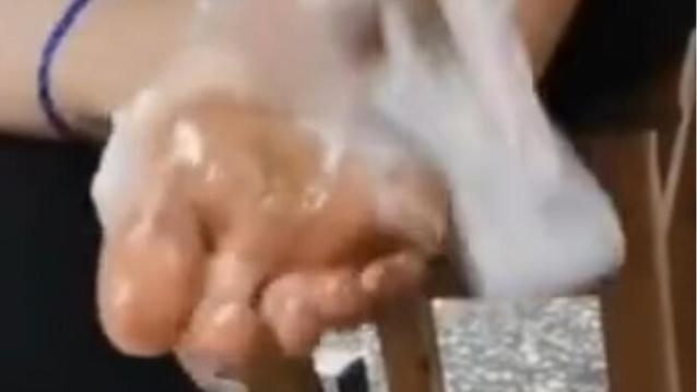 老师用刷子刷学生脚心视频