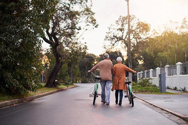 70年代骑自行车带老婆的背影图片