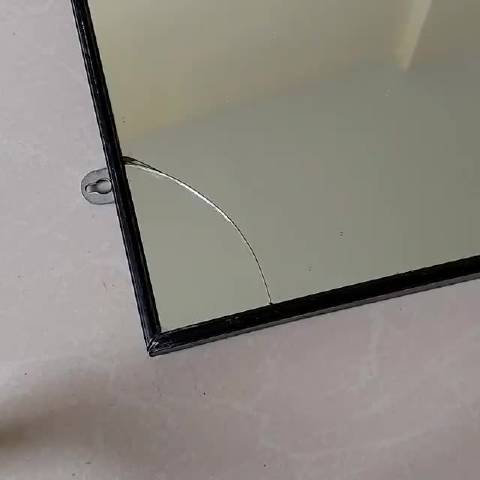 镜子背面涂层脱落的修复方法