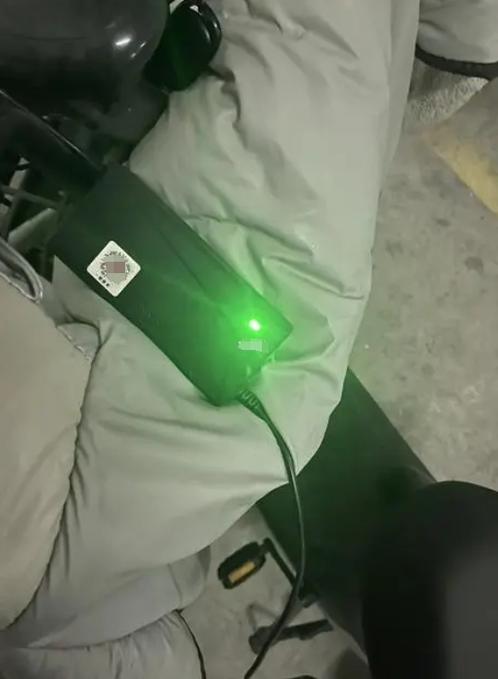 电动车充不进电充电器绿灯