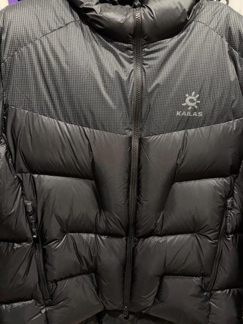 三个雪山logo羽绒服