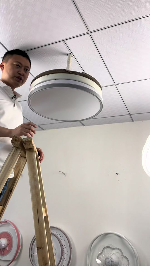 收缩吊扇灯扇叶拆卸