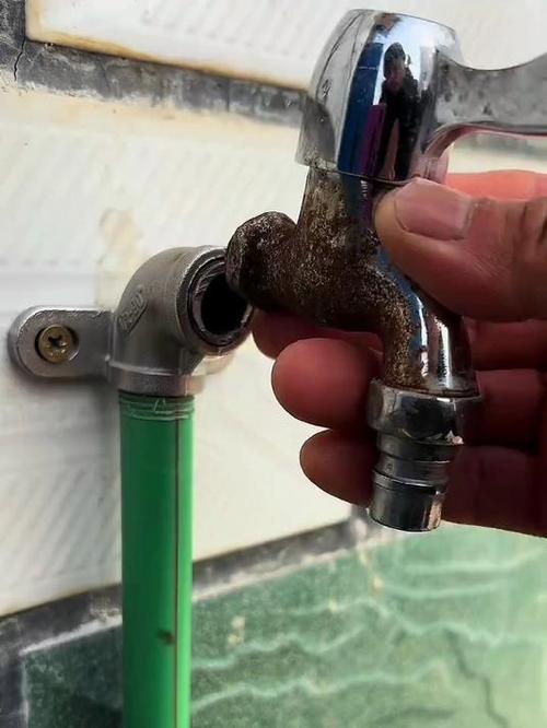 水龙头断了怎么取出来