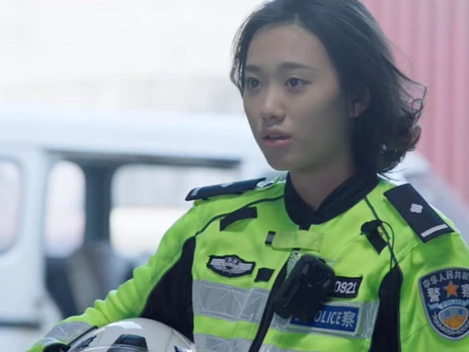 女警营救
