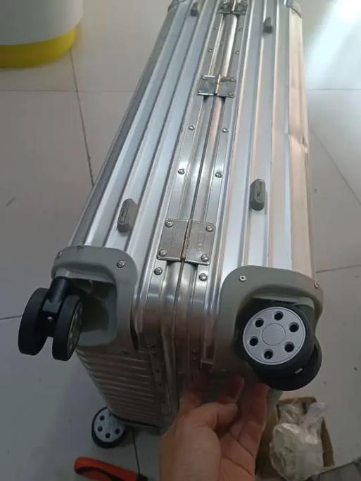 如何更换行李箱的万向轮