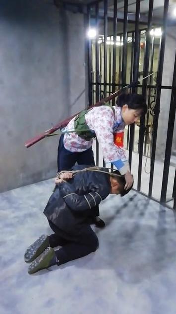 女民兵抓犯人的视频