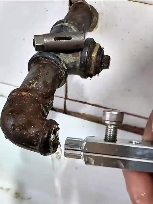 水龙头锈死快速拆法