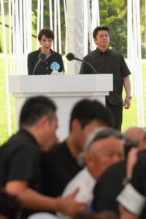 高市早苗冲绳出席活动遭抗议