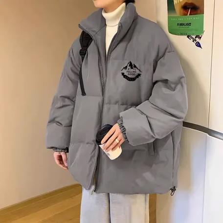 三个山峰标志的羽绒服