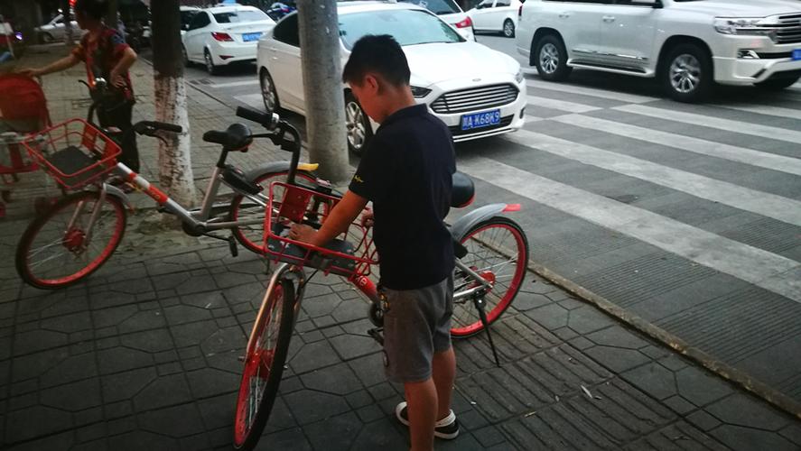 共享单车男孩