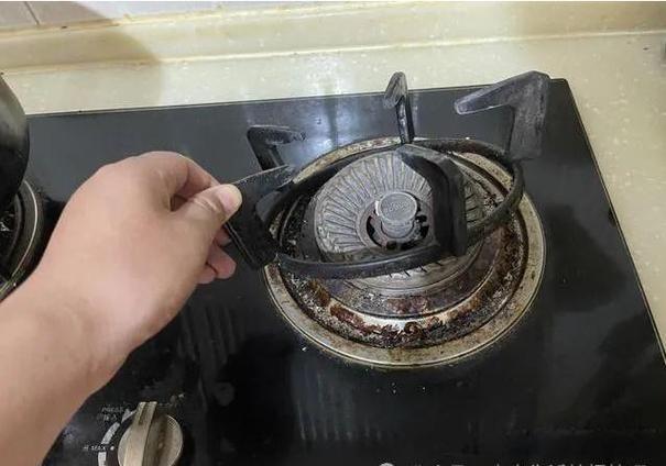 燃气灶火圈粘住拿不下来