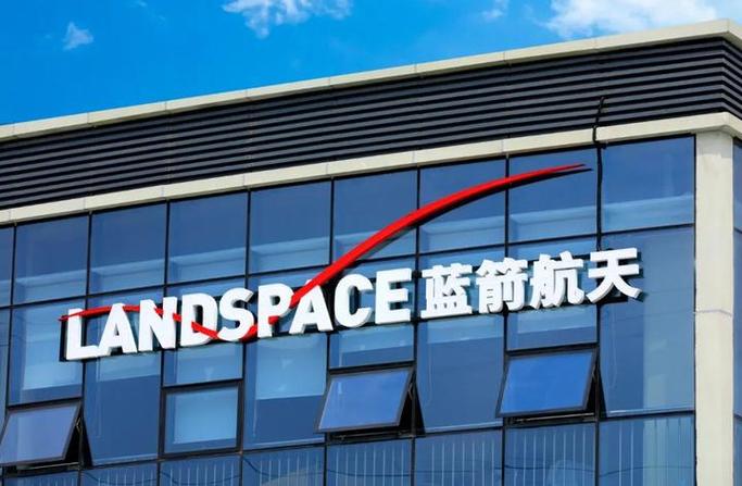 蓝底白色箭头向右指示