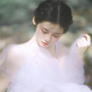 女人突然换纯白头像