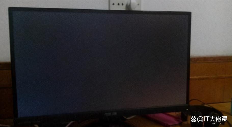 电脑屏幕突然一黑一亮