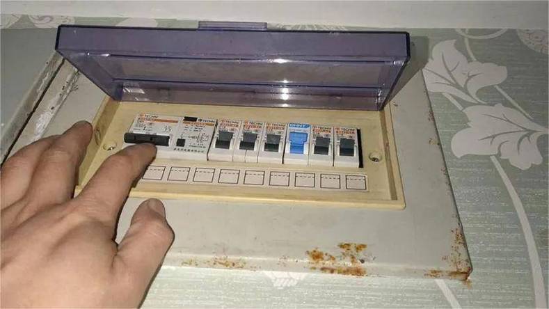 电闸推上去立马滑下来