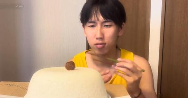 吃播博主叫什么侧着身子吃米饭怎么