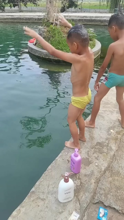 男孩游泳露