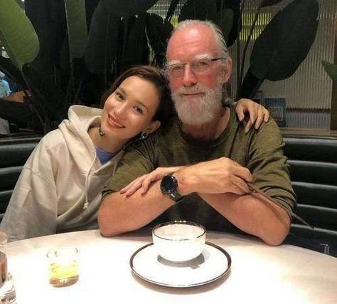 罗伊·霍兰老婆