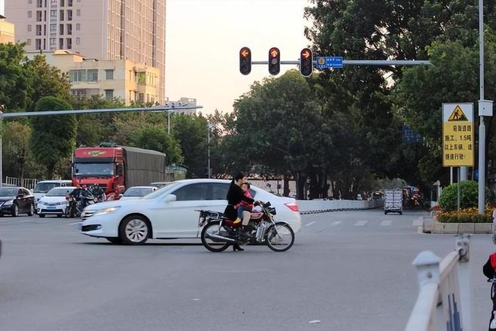 闯红灯当天能查出来吗