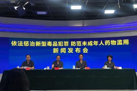 女孩长期吸食笑气无法行走