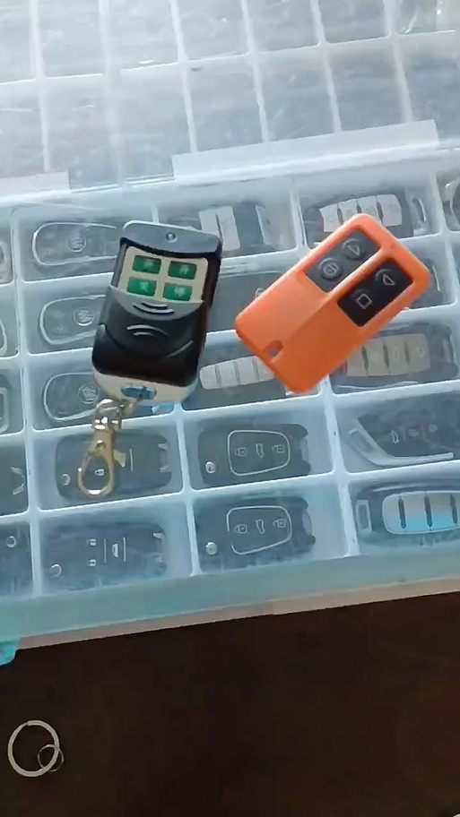 配汽车遥控钥匙附近