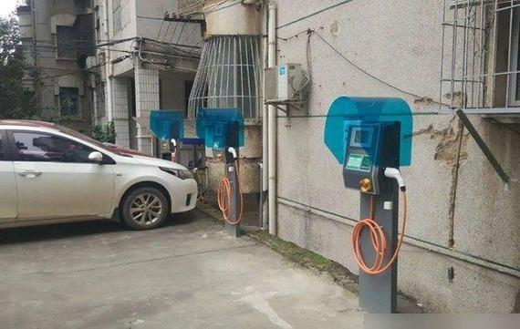 一楼窗外几米充电桩