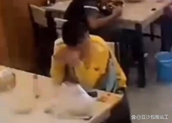 骑手把餐撒了谁来承担