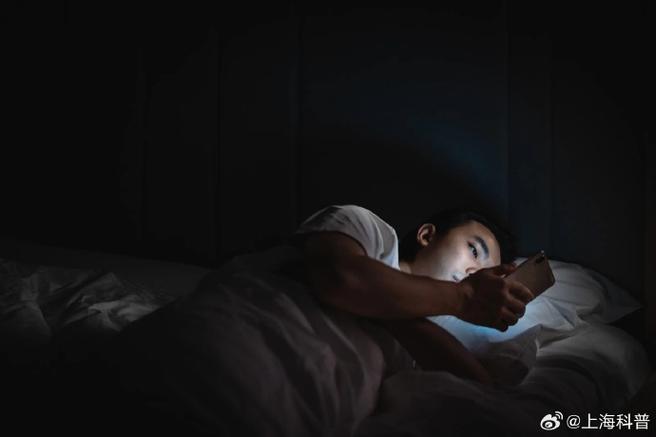 一晚上不关灯的危害